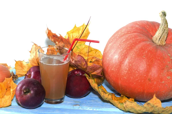 En la mesa hay manzanas y calabazas. Bodegón de otoño. Calendario de otoño — Foto de Stock