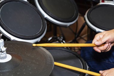 Müzik aletleri, hobi ve müzik konsepti - Elektronik davul seti kapat.