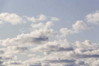 cennet. Mavi gökyüzü ve beyaz bulut. güneşli bir gün. Cumulus bulutu