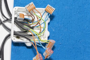 Kutudaki elektrik kabloları. İzolasyonsuz kablolar. güvenlik
