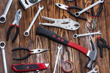 Ahşap bir arkaplanda araçları kapat.