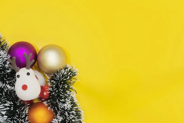 Navidad o Año Nuevo fondo. Vintage árbol de Navidad juguetes bolas de decoración sobre fondo brillante, espacio de copia . — Foto de Stock
