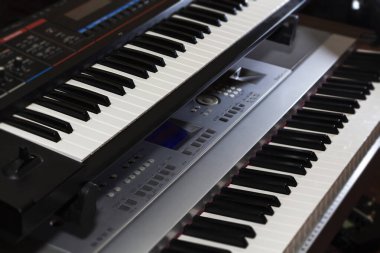 Klavye piyano elektronik organı yakın plan. Modern müzik.