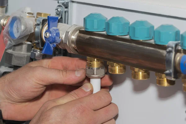 Instalación de tuberías del sistema de calefacción, conexión de calefacción por suelo radiante, etapas de conexión — Foto de Stock