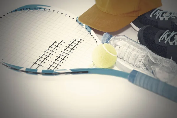 Τένις σε ελαφρύ φόντο. αθλητικά παπούτσια, ρακέτα του τένις, μπάλα, — Φωτογραφία Αρχείου