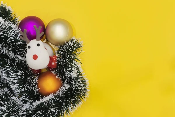 Navidad o Año Nuevo fondo. Vintage árbol de Navidad juguetes bolas de decoración sobre fondo brillante, espacio de copia . Imagen De Stock
