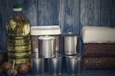 Konserve yiyecek ve tahıl gevrekleri ahşap bir rafta, gıda krizi