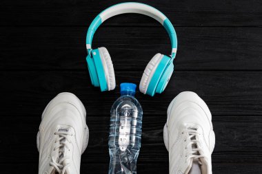 Koşu ayakkabılarım ve kulaklıklarımla fitness konsepti. Metin için boşluk olan üst görünüm