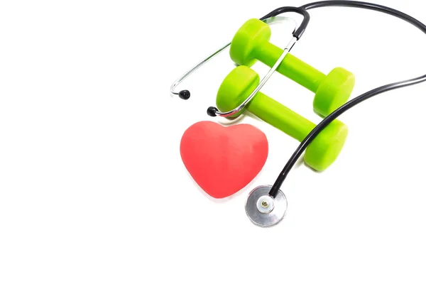 Serce ze stetoskopem leży na jasnym tle. Zdrowe serce — Zdjęcie stockowe