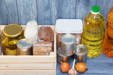 Konserve yiyecek ve tahıl gevrekleri ahşap bir rafta, gıda krizi
