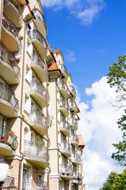 Güneşli bir günde gökyüzüne karşı modern apartman binası.