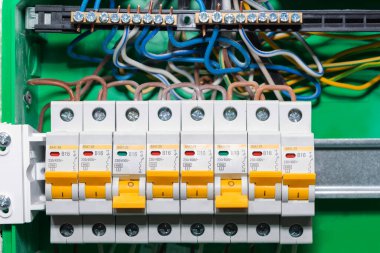 Güç kaynağı ağındaki otomatik aşırı yükleme koruma cihazları. Devre kesiciler ya da sigortalar bir elektrik güvenlik cihazıdır..