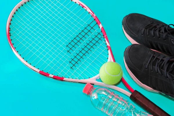 Tennisschläger Mit Ball Und Turnschuhen Auf Hellem Hintergrund Fotografiert Studio — Stockfoto