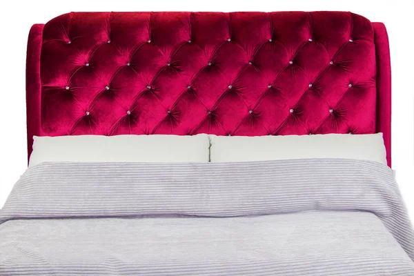 Łóżko z puszystym welurowym zagłówkiem, poduszkami i kocami — Zdjęcie stockowe
