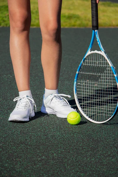 Tenis kortunda raketli bir tenisçi duruyor. Spor.