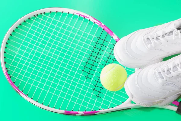 Ρακέτα τένις με μπάλα και αθλητικά παπούτσια, σε φωτεινό φόντο. Φωτογραφία στο Studio. — Φωτογραφία Αρχείου