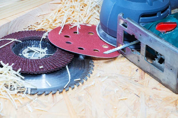 Herramientas de carpintería sobre mesa de madera con serrín. Sierra circular. Carpintero lugar de trabajo vista superior. — Foto de Stock