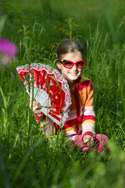 Liten Flicka Med Glasögon Poserar Gräs Vår Tid — Stockfoto