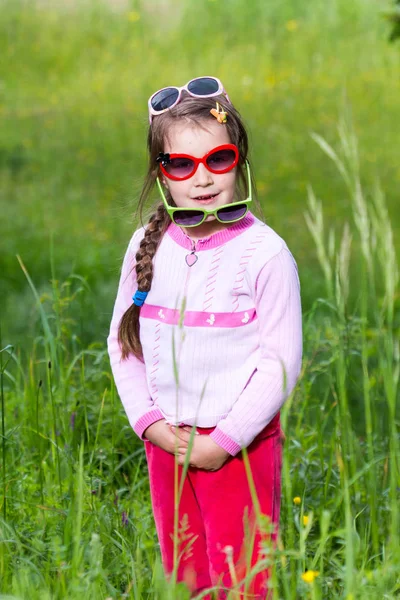 Niña Con Gafas Posando Hierba Primavera — Foto de Stock