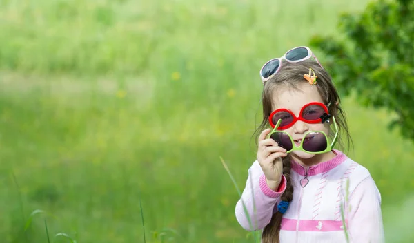 Gözlüklü Küçük Kız Çimenlerde Poz Veriyor Bahar Zamanı — Stok fotoğraf