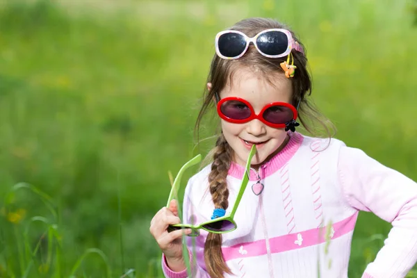 Bambina Con Gli Occhiali Posa Erba Tempo Primavera — Foto Stock