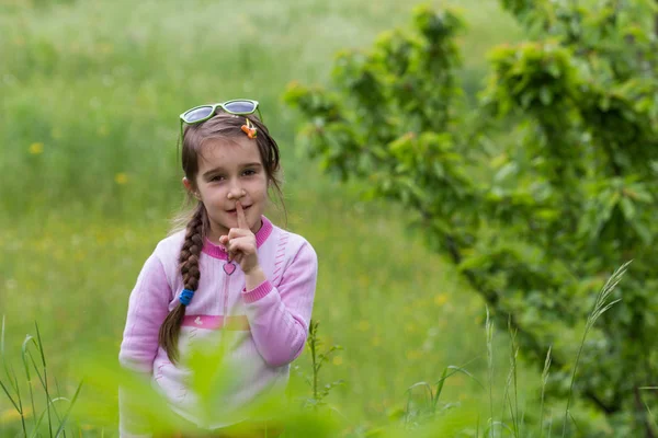 Lille Pige Med Briller Poserende Græs Forår Tid - Stock-foto