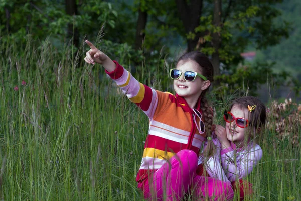 İki küçük kız bir açık iyi eğlenceler — Stok fotoğraf