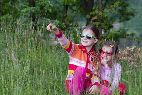 Dwie małe dziewczynki mają zabawy na zewnątrz — Zdjęcie stockowe