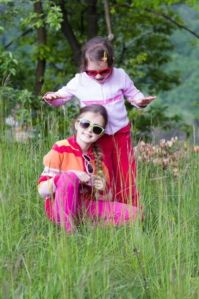 İki küçük kız bir açık iyi eğlenceler — Stok fotoğraf