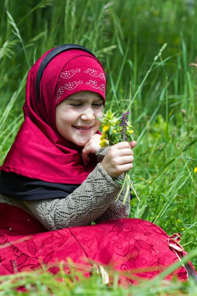 Petite Fille Musulmane Dans Une Herbe — Photo