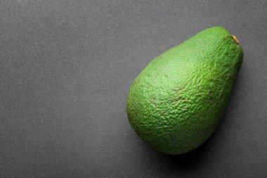 yeşil avokado koyu arka plan üzerinde izole. üstten görünüm