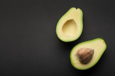 koyu arka plan üzerinde izole taze yeşil avokado. üstten görünüm
