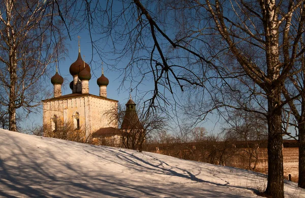 Zimní Ruská Krajina Proti Modrému Nebi Kostel Popředí Stromy Jsou — Stock fotografie