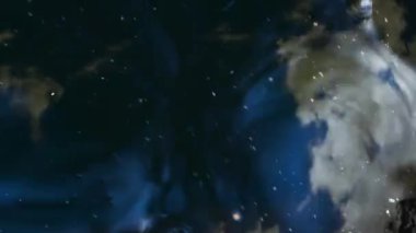 Su yüzeyinde hareketli noktalar var. Su gökyüzünü ve bulutları yansıtır.