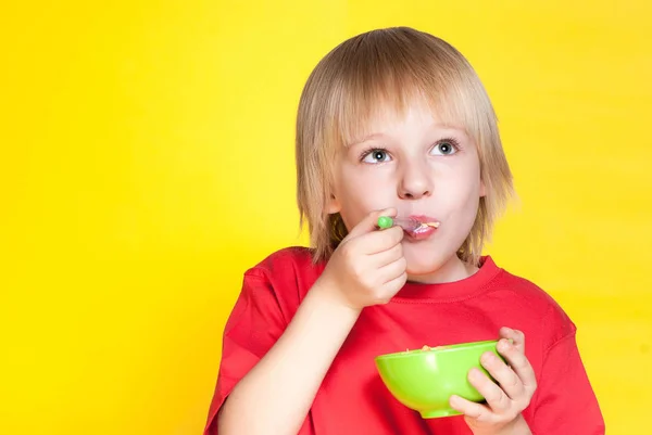 Menino Loiro Criança Comendo Flocos Milho Cereais — Fotografia de Stock