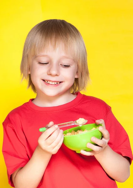 Menino Loiro Criança Comendo Flocos Milho Cereais — Fotografia de Stock
