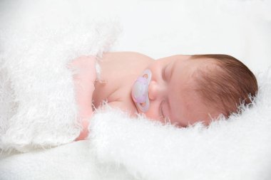 Yeni doğmuş bir bebek fotoğrafı uyku kıvrılmış.