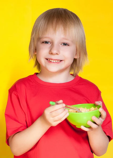 Biondo Ragazzo Bambino Mangiare Mais Fiocchi Cereale — Foto Stock