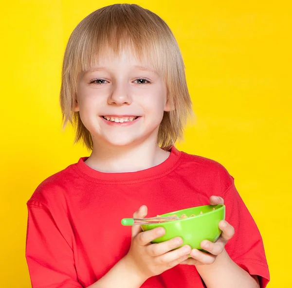 Biondo Ragazzo Bambino Mangiare Mais Fiocchi Cereale — Foto Stock