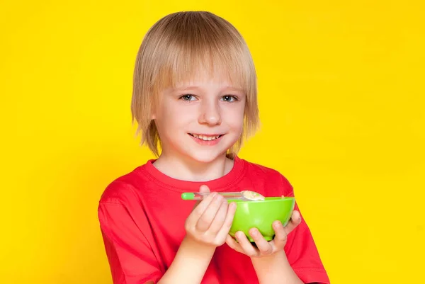 Blond Garçon Enfant Manger Des Flocons Maïs Céréales — Photo