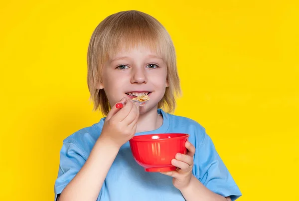 金发男孩孩子孩子吃玉米片麦片 — 图库照片
