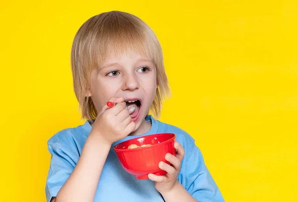 Menino Loiro Criança Comendo Flocos Milho Cereais — Fotografia de Stock