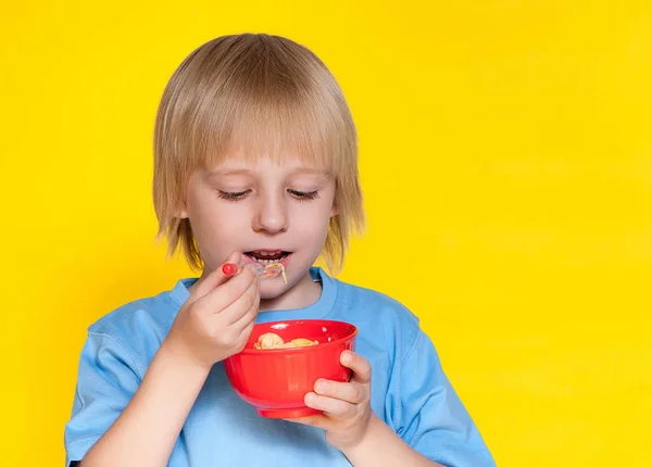 Mısır Gevreği Tahıl Yiyen Sarışın Çocuk Çocuk Çocuk — Stok fotoğraf