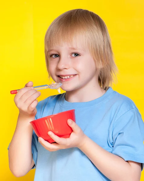 Blond Chłopiec Dzieci Dziecko Jeść Płatki Zbożowe Płatki Kukurydziane — Zdjęcie stockowe