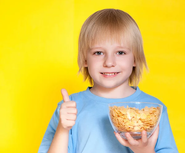 コーンフレークの穀物を食べて金髪の少年子供の子 — ストック写真