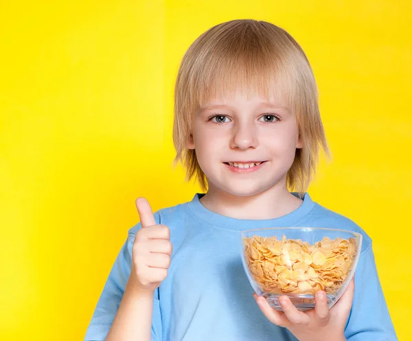 Blond Garçon Enfant Manger Des Flocons Maïs Céréales — Photo