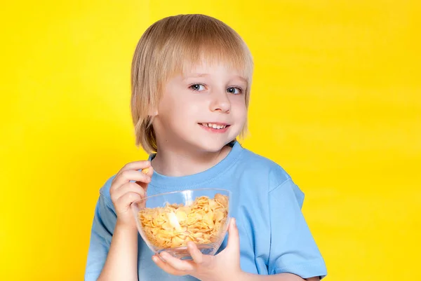 Plavovlasý Chlapec Dítě Dítě Jíst Obilné Kukuřičné Vločky — Stock fotografie