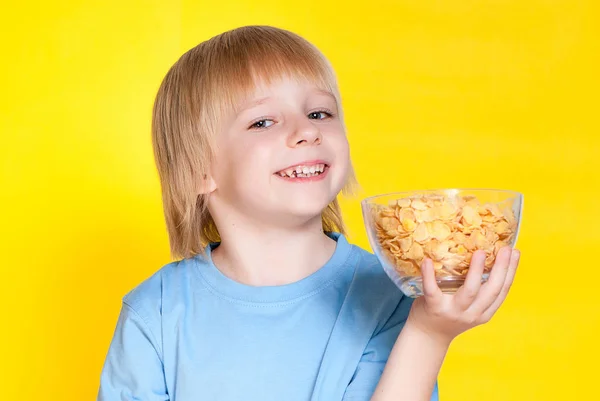 Blond Chłopiec Dzieci Dziecko Jeść Płatki Zbożowe Płatki Kukurydziane — Zdjęcie stockowe