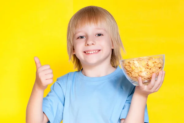 Блондин Хлопчик Дитина Їсть Кукурудзяні Пластівці — стокове фото