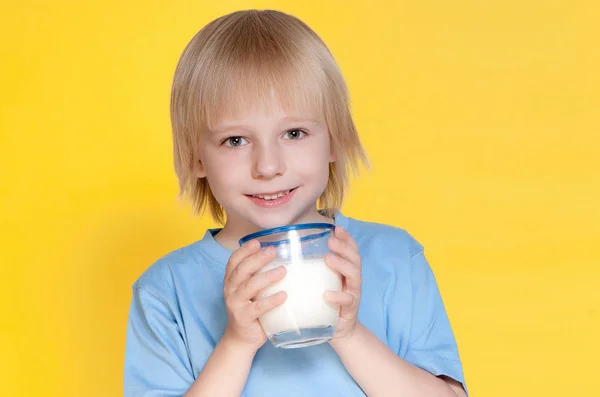 Маленький Хлопчик Молоко — стокове фото